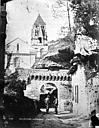 Brantôme : Abbaye (ancienne) - Ensemble est : Porte des Réformés, abside et clocher de l'église