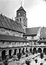 Fontevraud-l'Abbaye : Abbaye (ancienne) - Cloître du Grand-Moûtier et façade sud de l'église