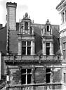 Angers : Hôtel Pincé - Façade est sur cour : Fenêtres du 1er étage et lucarnes