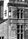 Angers : Hôtel Pincé - Façade est sur cour : Fenêtres de gauche