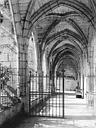 Brantôme : Abbaye (ancienne) - Cloître : Vue intérieure d'une galerie
