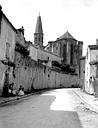 Caylus : Eglise Saint-Jean-Baptiste - Abside et clocher