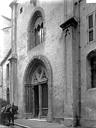 Grasse : Eglise de l'Oratoire - Portail et fenêtre: vue diagonale