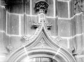 Folgoët (Le) : Eglise Notre-Dame du Folgoët - Gable au-dessus d'une porte