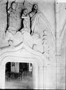 Guengat : Eglise - Porte: partie haute, statues