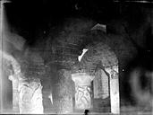 Lanmeur : Eglise - Crypte préromane: colonnes décorées de pampres très frustes