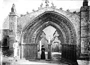 Plougonvelin : Abbaye de la Pointe de Saint-Matthieu (ancienne) - Ruines de l'ancienne église paroissiale: portail
