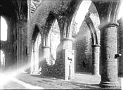Plougonvelin : Abbaye de la Pointe de Saint-Matthieu (ancienne) - Eglise abbatiale, ruines de la nef: vue diagonale vers le choeur