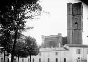 Lodève : Cathédrale Saint-Fulcran - Partie haute de la facade ouest et tour en arrière-plan de maisons