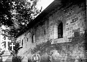 Dugny-sur-Meuse : Eglise - Fenêtres latérales et croix du cimetière