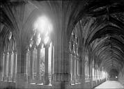 Verdun : Cathédrale Notre-Dame-de-l'Assomption - Cloître: angle de deux galeries