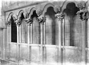 Semur-en-Auxois : Eglise Notre-Dame - Triforium, détail: chapiteaux et mascarons