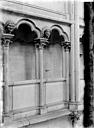 Semur-en-Auxois : Eglise Notre-Dame - Triforium, détail: chapiteaux et mascarons