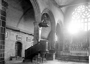 Perros-Guirec : Chapelle Notre-Dame de la Clarté - Nef, fenêtre et chaire à prêcher