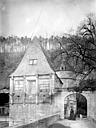 Brantôme : Abbaye (ancienne) - Pavillon du corps de garde et tour ronde, pris depuis le pont coudé