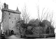 Chinon : Château - Château du Milieu : Tour de l'Horloge, entrée du château et pont enjambant les douves