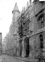 Rouen :  - Arche donnant accès dans la cour des libraires