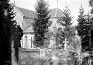 Hauts-de-Chée (Les) : Eglise - Abside au sud, croix du cimetière au premier plan