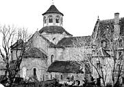 Aubazines : Abbaye (ancienne) - Eglise et bâtiment abbatial, côté est. Groupe d'ouvriers, curé et architecte ou métreur