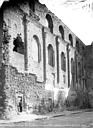 Beaulieu-lès-Loches : Eglise abbatiale - Ruines, intérieur : pan de mur de la nef, côté gauche, homme posant devant une porte