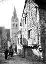 Beaulieu-lès-Loches : Eglise abbatiale - Clocher et vieille maison : rue animée