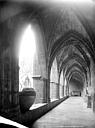 Béziers : Cathédrale Saint-Nazaire (ancienne)*Cloître - Cloître, intérieur d'une galerie servant de dépôt lapidaire