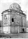 Bléré : Chapelle de l'ancien cimetière - Côté sud-ouest, fenêtres murées, homme en pose
