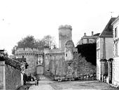Bourdeilles : Château - Mur d'enceinte et donjon, côté de l'entrée