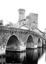 Bourdeilles : Château - Ensembe, vue prise avec le pont en premier plan
