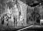 Brantôme : Abbaye (ancienne) - Grottes, bas-relief sculptés sur les parois : Crucifixion et autre scène religieuse liée à la Résurrection