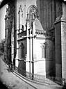 Caen : Eglise Saint-Pierre - Chapelle sur la façade nord, deux hommes en pose à côté du monument