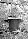 Chambois : Château (ancien) - Donjon, intérieur : restes d'une cheminée du premier étage