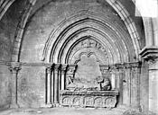 Aigueperse : Eglise - Portail aveugle du transept nord et tombeau : groupe de la Nativité
