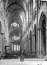 Lyon : Cathédrale Saint-Jean - Vue intérieure de la nef, vers le choeur
