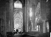 Mans (Le) : Cathédrale Saint-Julien - Vue intérieure de la nef, vers l'entrée