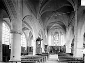 Chambry : Eglise - Vue intérieure de la nef, vers le choeur