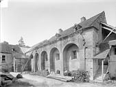 Dijon : Abbaye de Clairvaux (ancienne) - Cellier : façade est sur cour