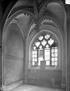 Dijon : Hôtel Chambellan (ancien) * Hôtel des ambassadeurs d'Angleterre - Chapelle : vue intérieure vers la fenêtre