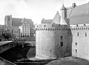 Nantes : Château des ducs de Bretagne - Enceinte fortifiée : Tour et vue sur la cathédrale