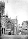 Penmarch : Eglise Saint-Nonna - Porche de la façade sud et entrée du cimetière