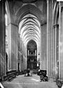 Coutances : Cathédrale Notre-Dame - Vue intérieure de la nef, vers l'entrée