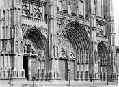 Nantes : Cathédrale Saint-Pierre - Façade ouest : partie inférieure et portails, en perspective