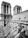 Paris 04 : Cathédrale Notre-Dame - Façade sud : arcs-boutants et toiture, vus vers l'ouest