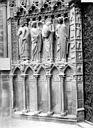 Paris 04 : Cathédrale Notre-Dame - Portail de la façade ouest : statues-colonnes et soubassement de l'ébrasement gauche
