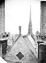 Paris 04 : Cathédrale Notre-Dame - Toiture de la nef et flèche, prises d'entre les deux tours