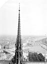 Paris 04 : Cathédrale Notre-Dame - Flèche. Vue sur les ponts de la Seine