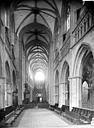 Quimper : Cathédrale Saint-Corentin - Vue intérieure de la nef, vers l'entrée