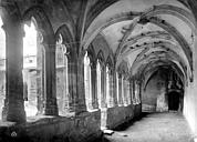 Saint-Jean-de-Maurienne : Cathédrale Saint-Jean-Baptiste (ancienne) - Cloître : vue intérieure de la galerie sud