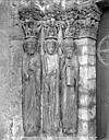 Saint-Loup-de-Naud : Eglise - Portail de la façade ouest : statues-colonnes de l'ébrasement gauche