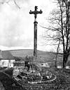 Pouilly-en-Auxois : Croix en pierre et chaire avec autel - Vue d'ensemble
